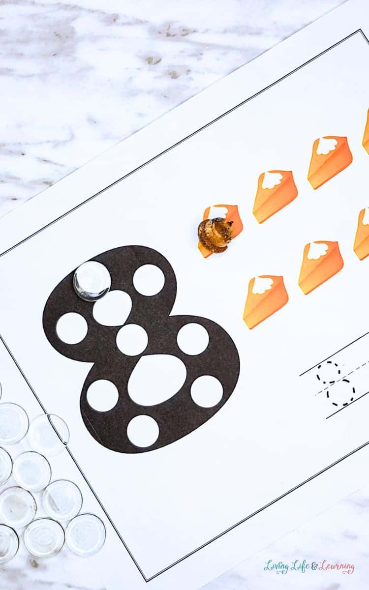 Thanksgiving Counting Mats showing number 8