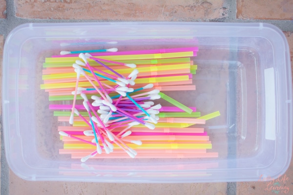 Quick and simple engaging toddler boredom buster: Toddler Play with Straws and Cotton Swabs! Great little sensory activity that's quick to set up and even quicker to clean up.