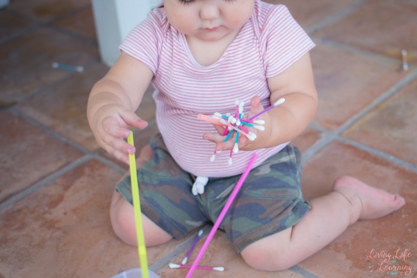 Quick and simple engaging toddler boredom buster: Toddler Play with Straws and Cotton Swabs! Great little sensory activity that's quick to set up and even quicker to clean up.