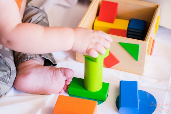 No special items required to teach your toddler his or her colors: Try this simple color matching with wooden blocks - free printable included!