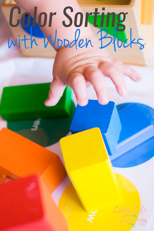 No special items required to teach your toddler his or her colors: Try this simple color matching with wooden blocks - free printable included!