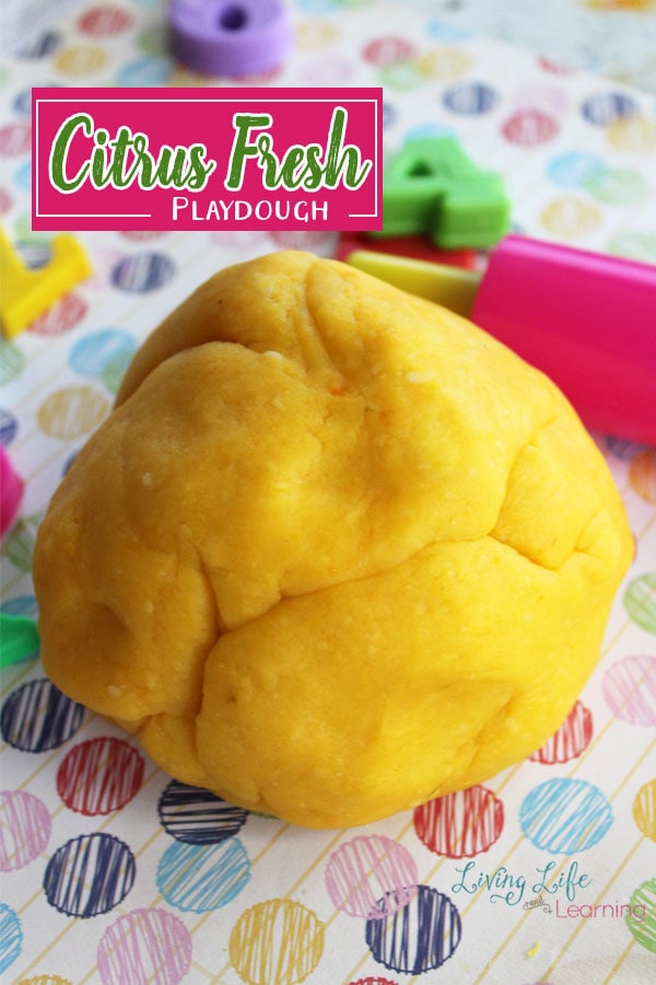 This fresh citrus playdough is a great way to give a boost to a morning that has started off slowly with droopy little eyes and restless hands.