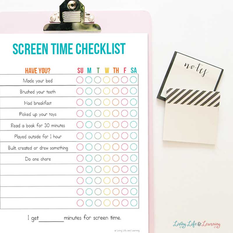 Do your kids spend too much time on screens? Manage their screen time easier with this summer screen time checklist printable. 