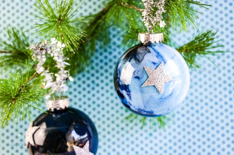 These DIY galaxy ornaments your kids will love are not only a gorgeous ornament to make, but a great way to build those family traditions too! 